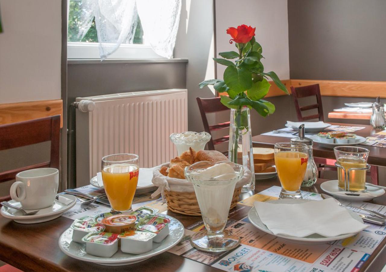 Cafe Hotel De La Gare 샹파뇰 외부 사진